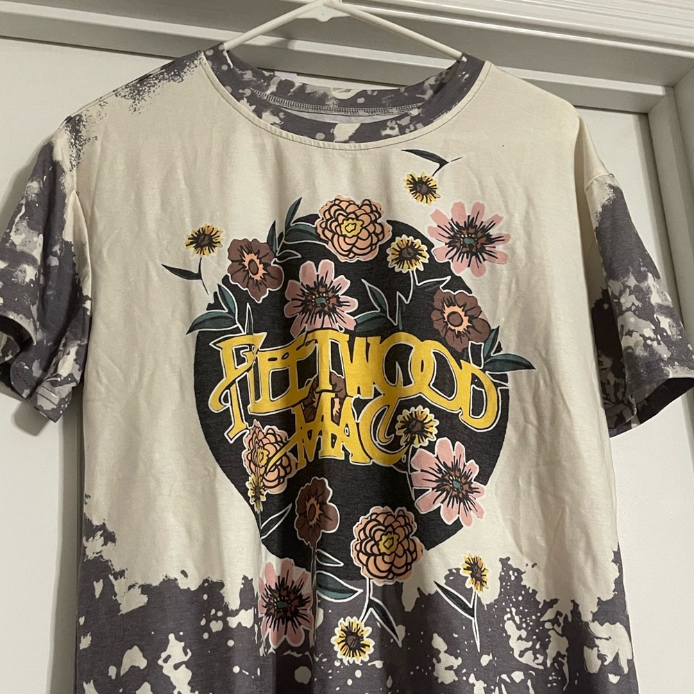 ✨NWOT✨ Fleetwood Mac Graphic T-shirt - Picture 3 of 12